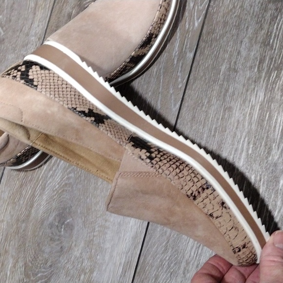 Naturalizer tan suede loafers with python print leather trim. Size 9.5 Wide - Picture 13 of 14